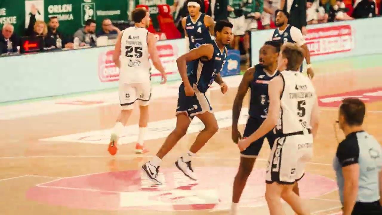 Caruthers do Oguamy nad kosz!