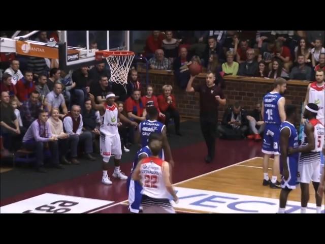 Justin Jackson  - buzzer na koniec 3 kwarty!