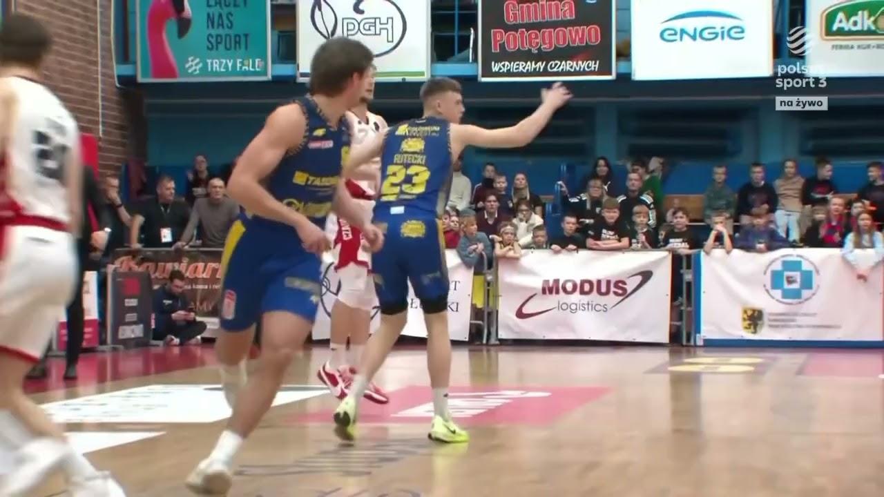 Quincy Ford nad obręczą w kontrze