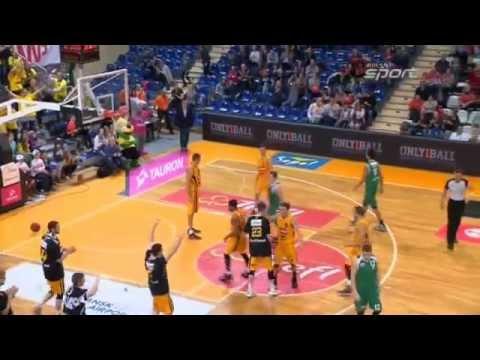 Buzzer beater Piotra Śmigielskiego na koniec 1 połowy