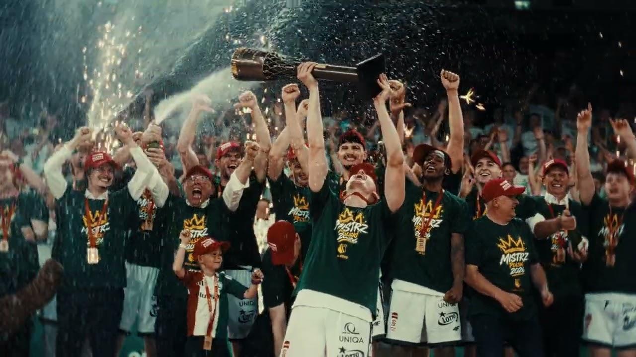 Legia mistrzem, puchar w górę!