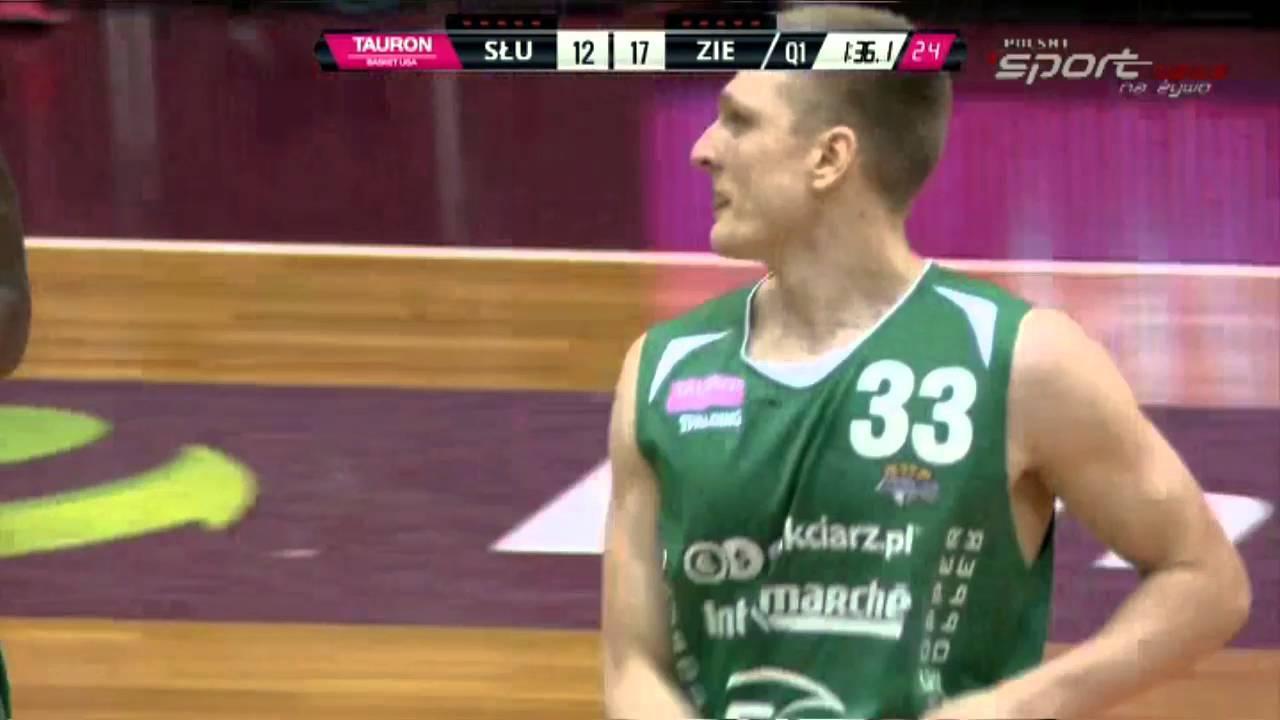 Karol Gruszecki efektownie tyłem do kosza #TBLPL