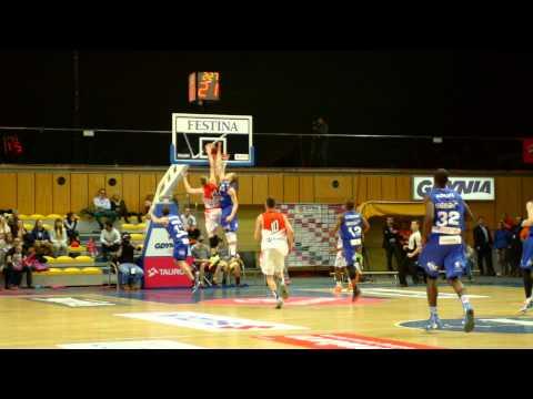 Karol Gruszecki wysoko nad koszem! - SLOW MOTION - Gdynia Basket Cup 2015