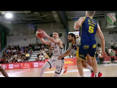 Wjazd z faulem! Andrzej Pluta!