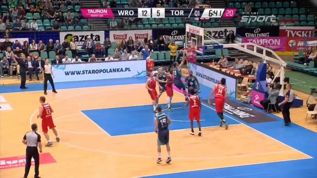 Potężny wsad! Stevan Milosevic prawie przewrócił kosz!