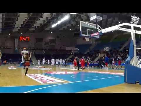 Darrell Harris i rzut z własnej połowy! #BuzzerBeater