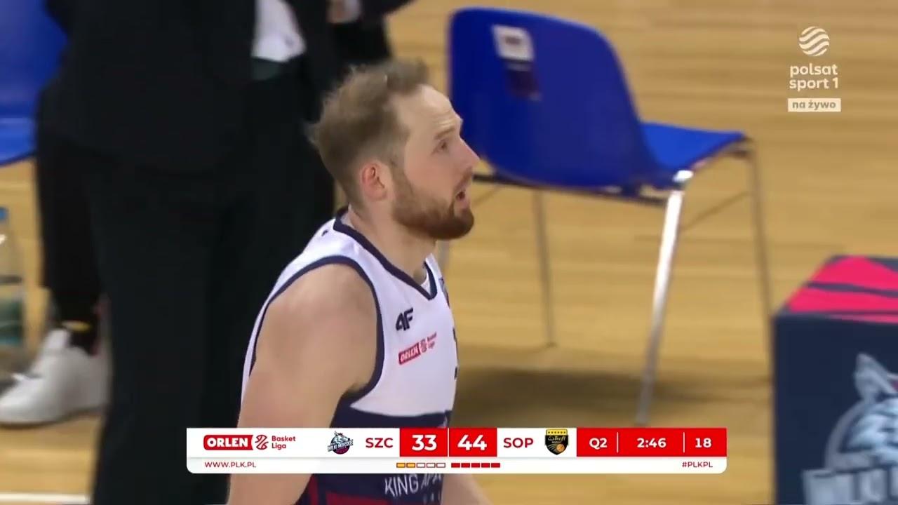 Aleksander Dziewa blokuje do tablicy