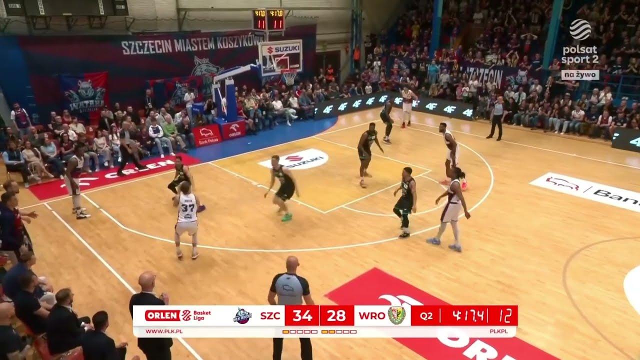 Marcus Lee wysoko nad obręczą!