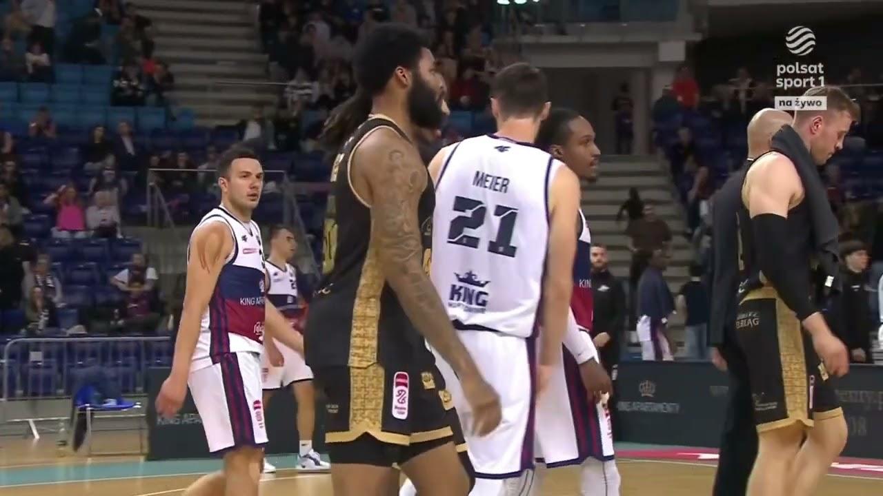 Jakub Schenk za trzy na koniec kwarty!