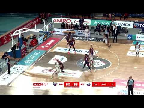 Marcus Lee blokuje do deski
