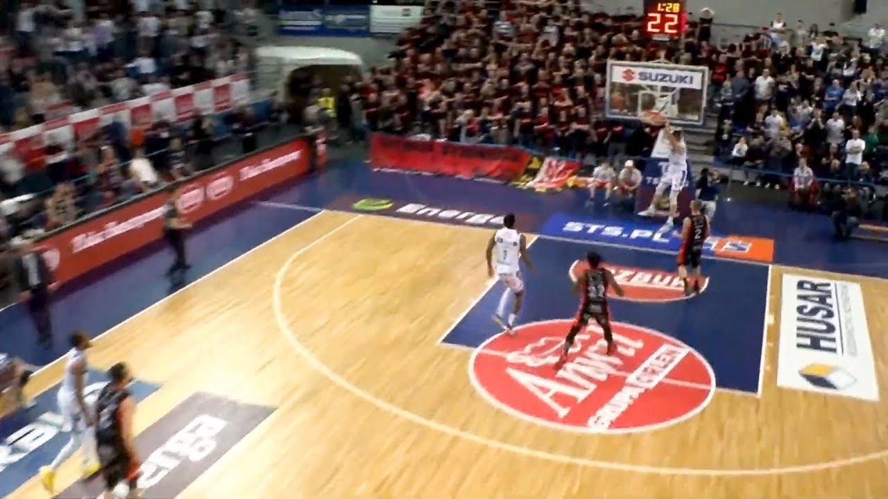 Co za walka! Karolak z góry! #EnergaBasketLiga #PLKPL