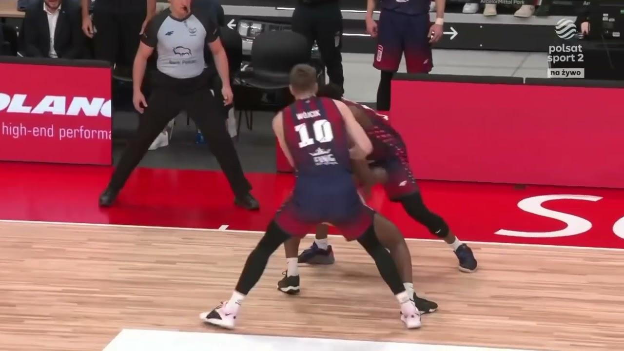 Isaiah Whitehead z jednej nogi za trzy!