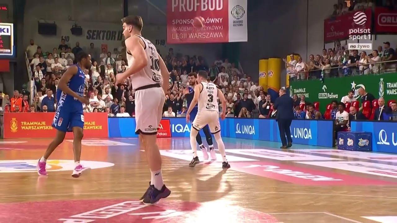 Alley-oop z połowy boiska!