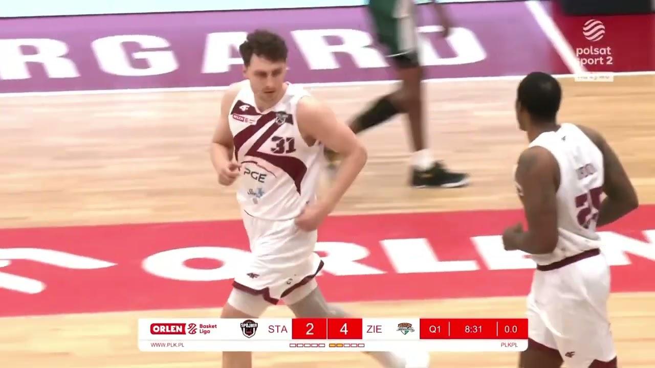 Kacper Borowski efektownie nad koszem