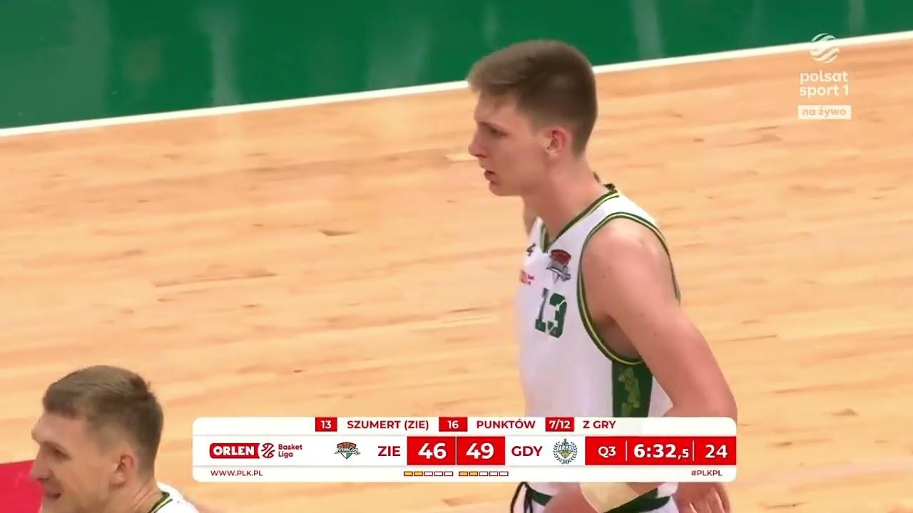 Jakub Szumert pakuje nad obrońcą!