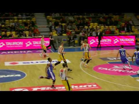 Paweł Leończyk blok i wsad Tautvydasa Lydeka - Gdynia Basket Cup 2015
