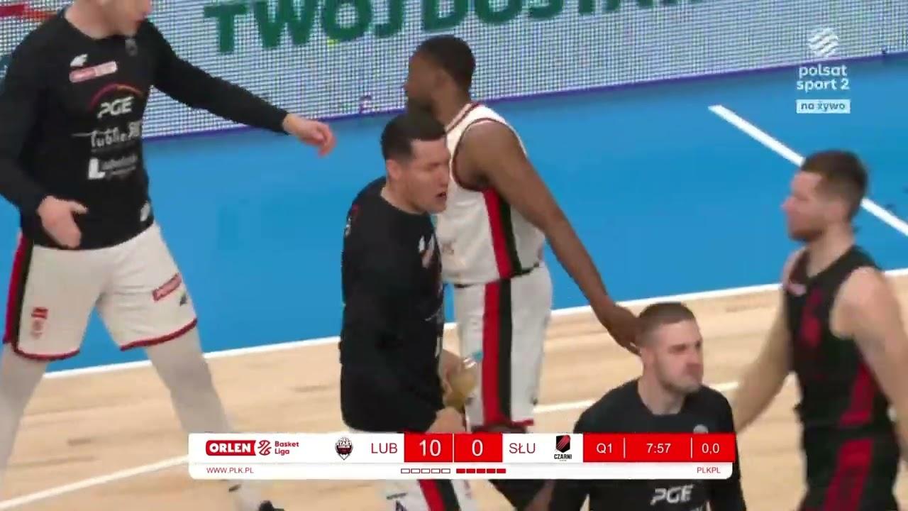 Tyran De Lattibeaudiere pakuje nad obrońcą!