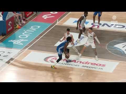 D.J. Funderburk efektownie tyłem do kosza!