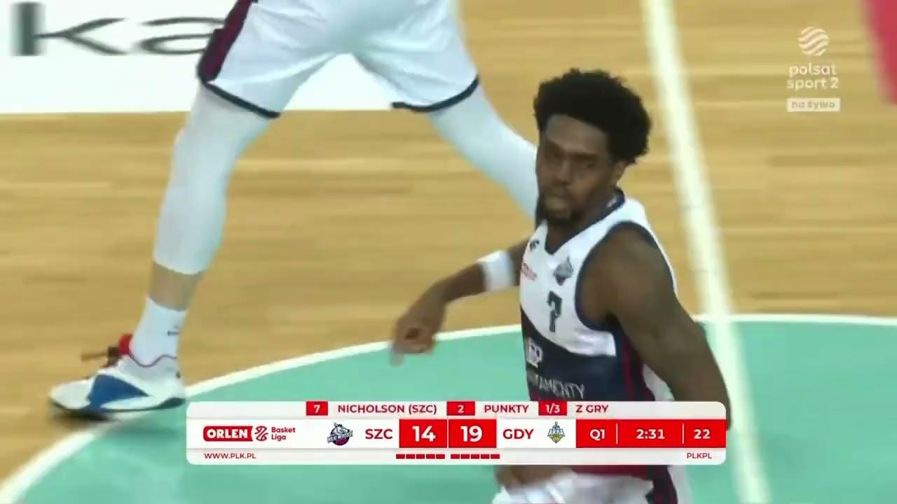 Kassim Nicholson wysoko nad koszem!