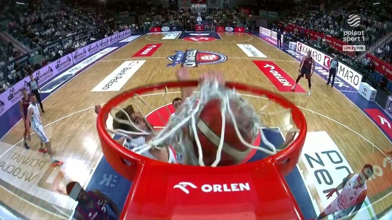 Nemanja Popović wysoko nad obręczą! Co za wsad!