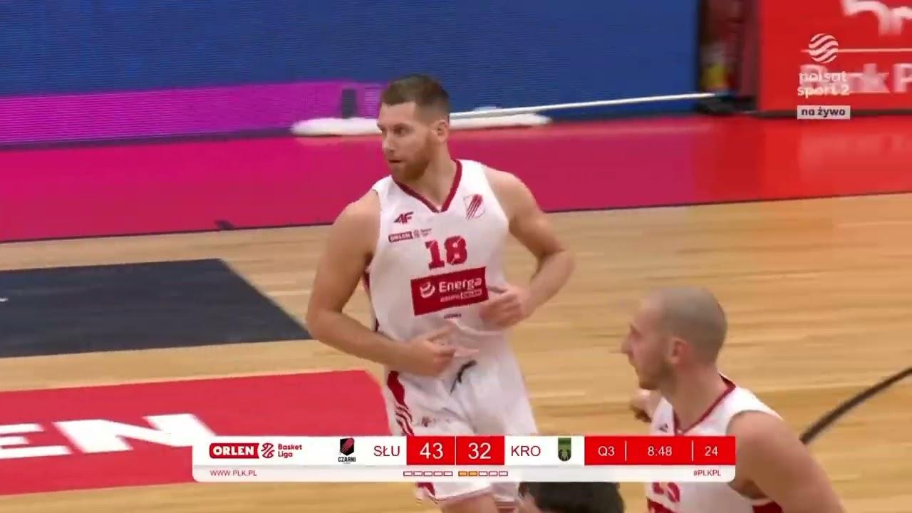 Szymon Tomczak pakuje nad obrońcą!