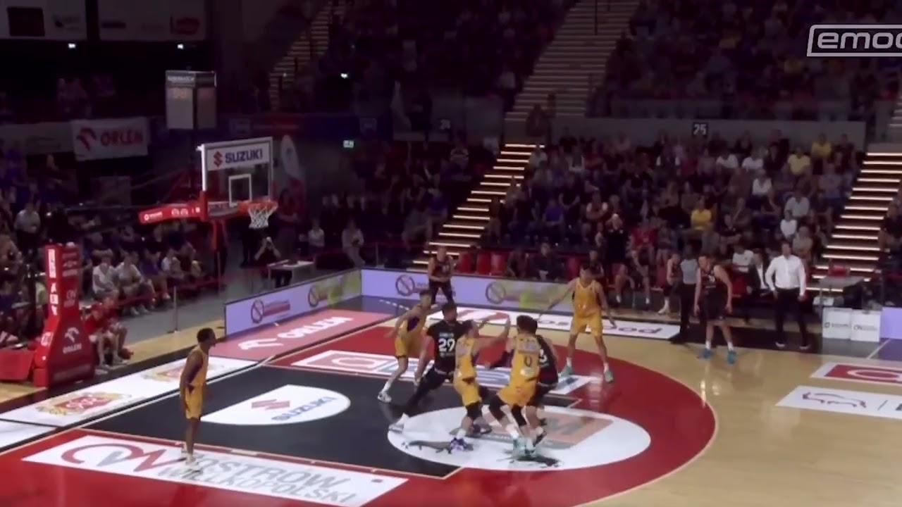 Arunas Mikalauskas blokuje z pomocy #ORLENBasketLiga #PLKPL