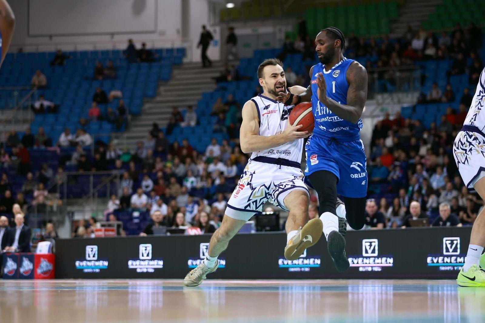 King wygrywa z Anwilem!