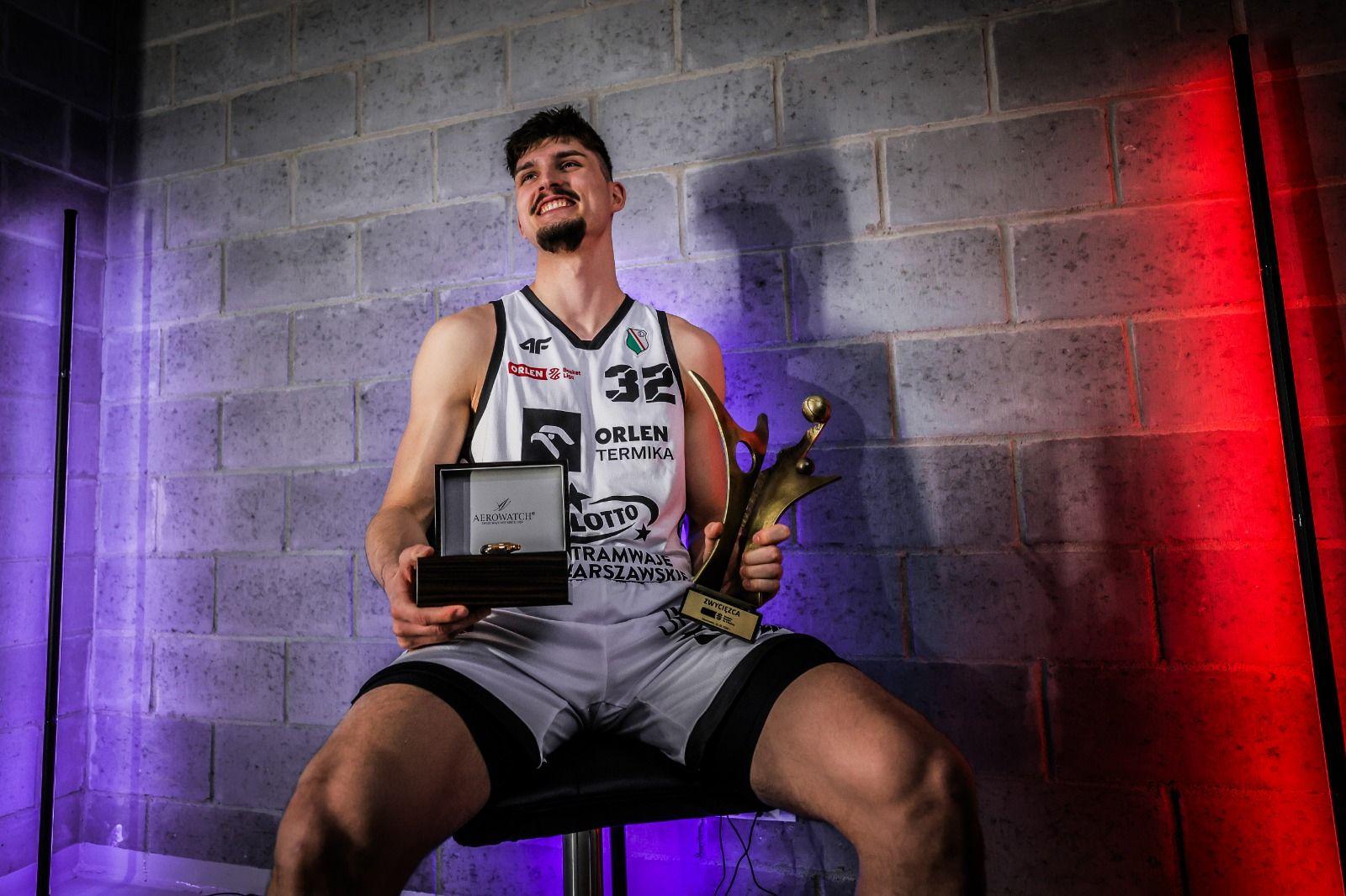 Wideo: Maksymilian Wilczek w Aerowatch Konkursie Rzutów za 3 Punkty