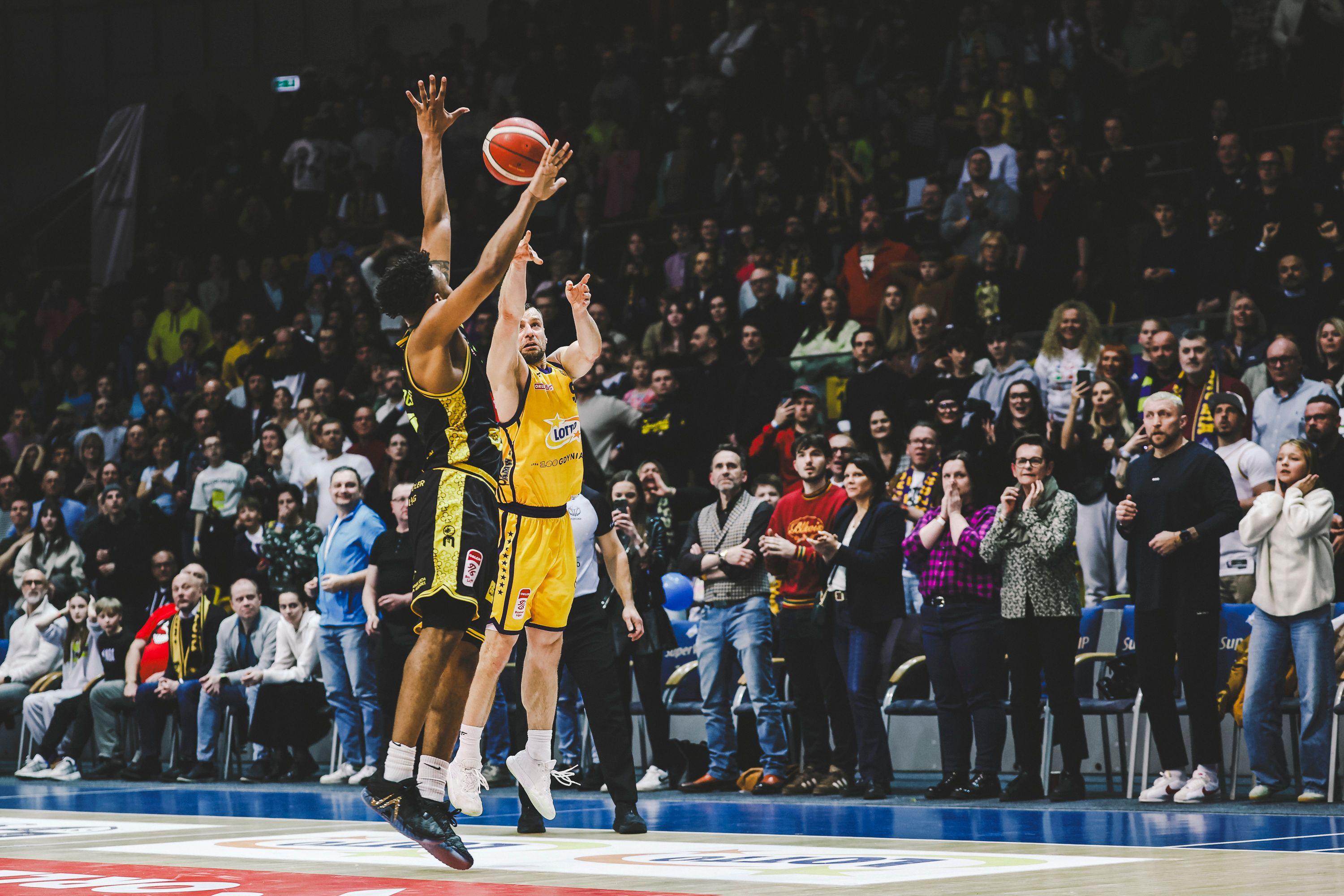 Co za rzut równo z syreną! Kamil Łączyński opisuje: Wyrzuciłem piłkę